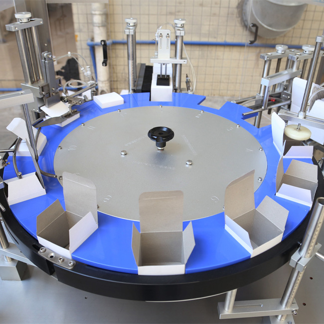 Вертикальная ротационная полуавтоматическая машина для упаковки в картонные коробки